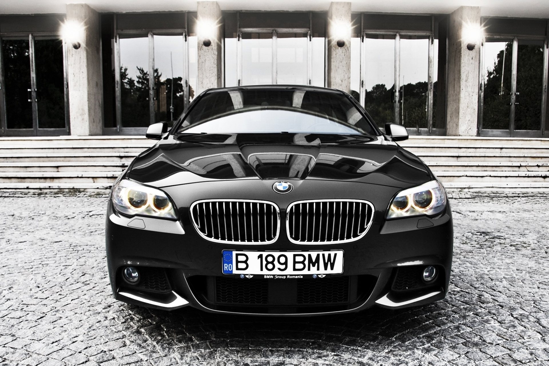 Черный BMW 7 series охраняет вход